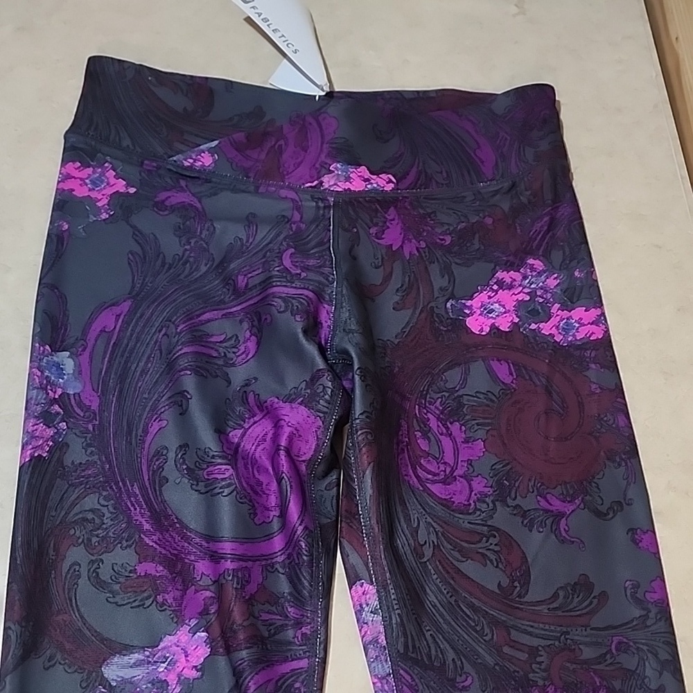 NWT Fabletics capri leggings size small mid rise